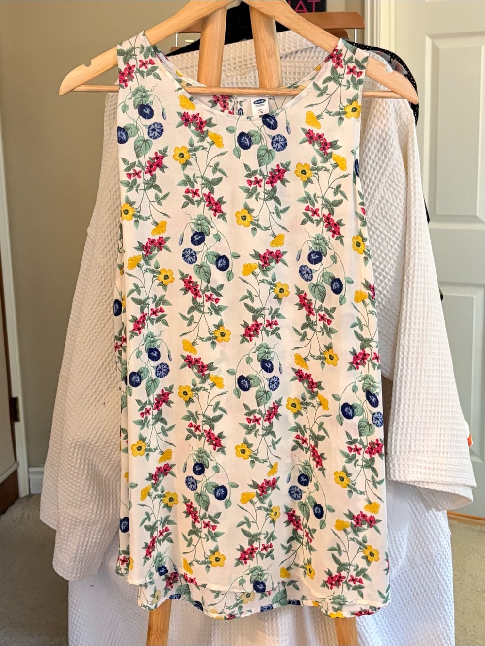 Old Navy Floral Sleeveless Tank Top - White with Blue, Yellow & Pink Flowers XXL